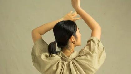 小米汽车无人操作下突然移动，车主否认客服误触手机致车辆启动说法，曝光全程视频：我没碰手机