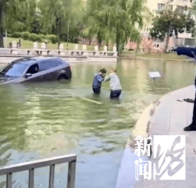 六旬阿姨小区内驾车冲进水里！落水后自行脱困，有人被撞到