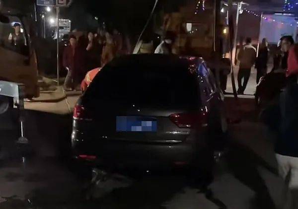 六旬阿姨小区内驾车冲进水里！落水后自行脱困，有人被撞到