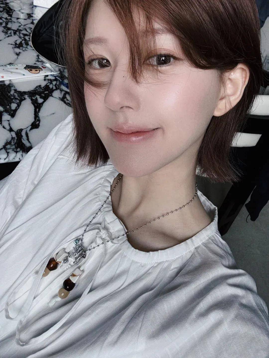怒撕经纪公司后赵露思开启直播，同款花卷、包包都卖爆