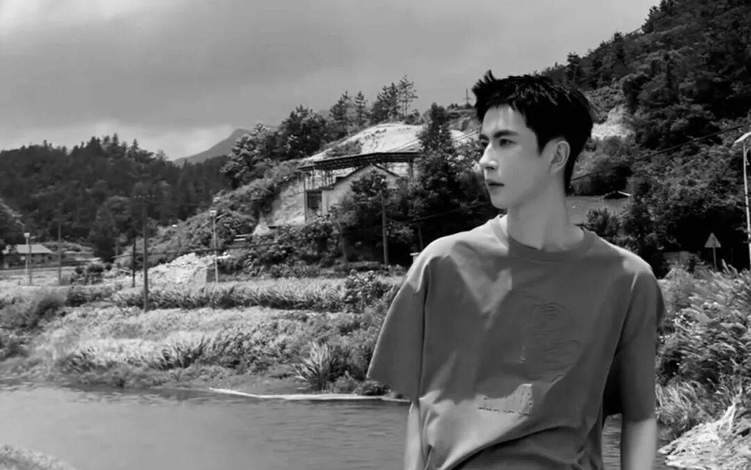 请让于朦胧安息,别再散布谣言和阴谋论了 | 新京报快评