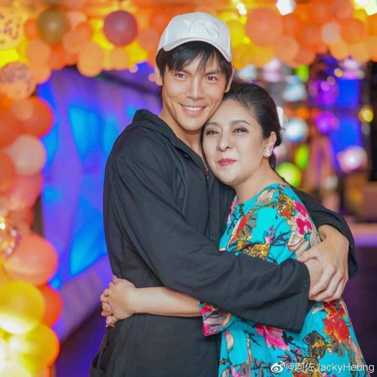 向太回应“向家破产”传闻:珠宝、豪宅都在,还养着1000多名员工;向佐力挺:说话的人请有点底线