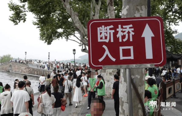 “第一天出去旅游的人已老实”！售罄、约满，多地景区紧急提醒！有的一天涌入44万人