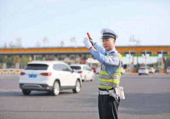 假期首日交警全员上岗 多条高速出京车流激增