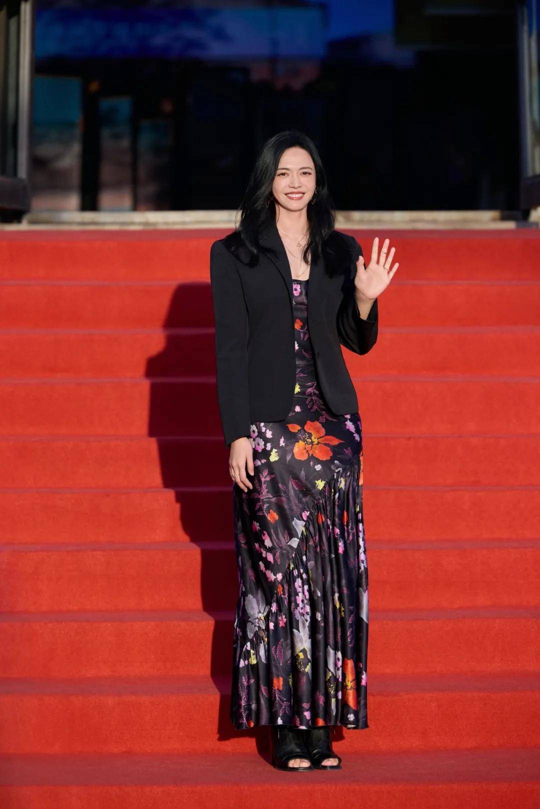 穿豹纹的辛芷蕾宛如行走的奖杯,马伊琍一身绿裙梦回玲子