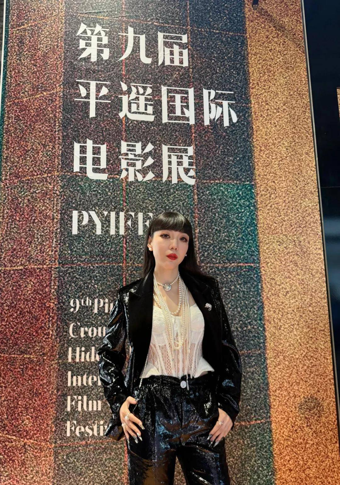 穿豹纹的辛芷蕾宛如行走的奖杯,马伊琍一身绿裙梦回玲子