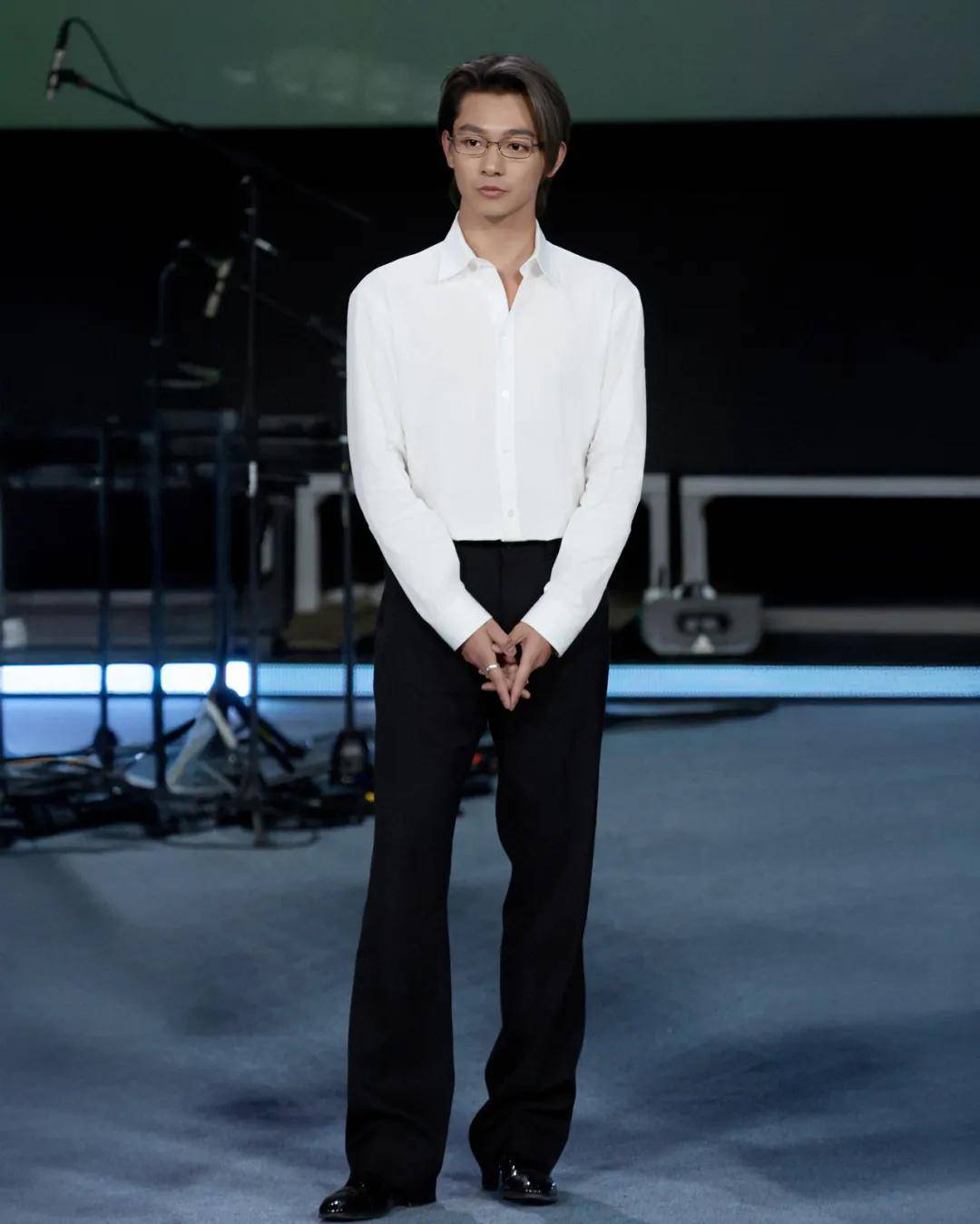 穿豹纹的辛芷蕾宛如行走的奖杯,马伊琍一身绿裙梦回玲子