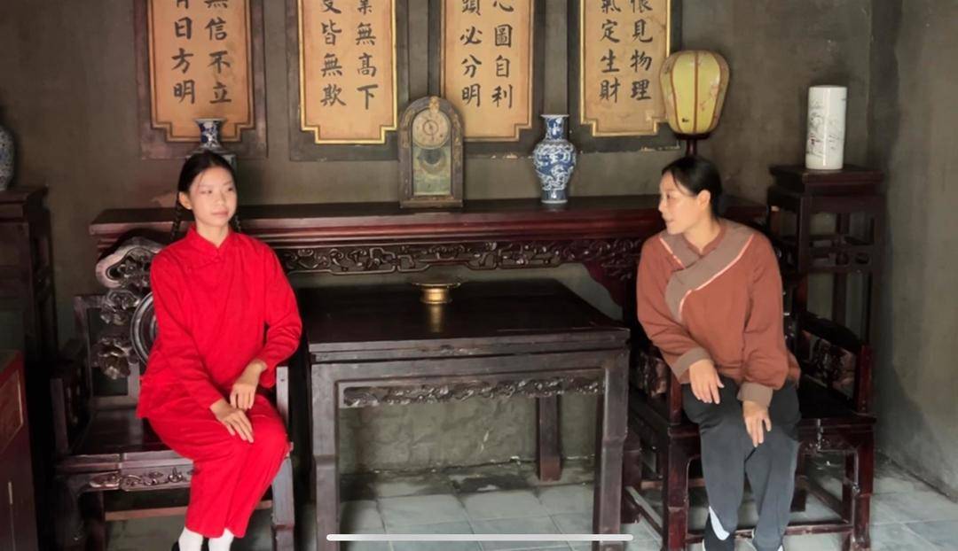 山东一景区被热播剧《生万物》带火，多名剧中角色变npc与游客互动，杨幂“婆家”的独角小牛成团宠