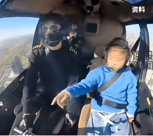 一家三口开2架飞机回老家,300公里仅用80分钟:“我带女儿开一架,妻子另开一架,油费200多元”