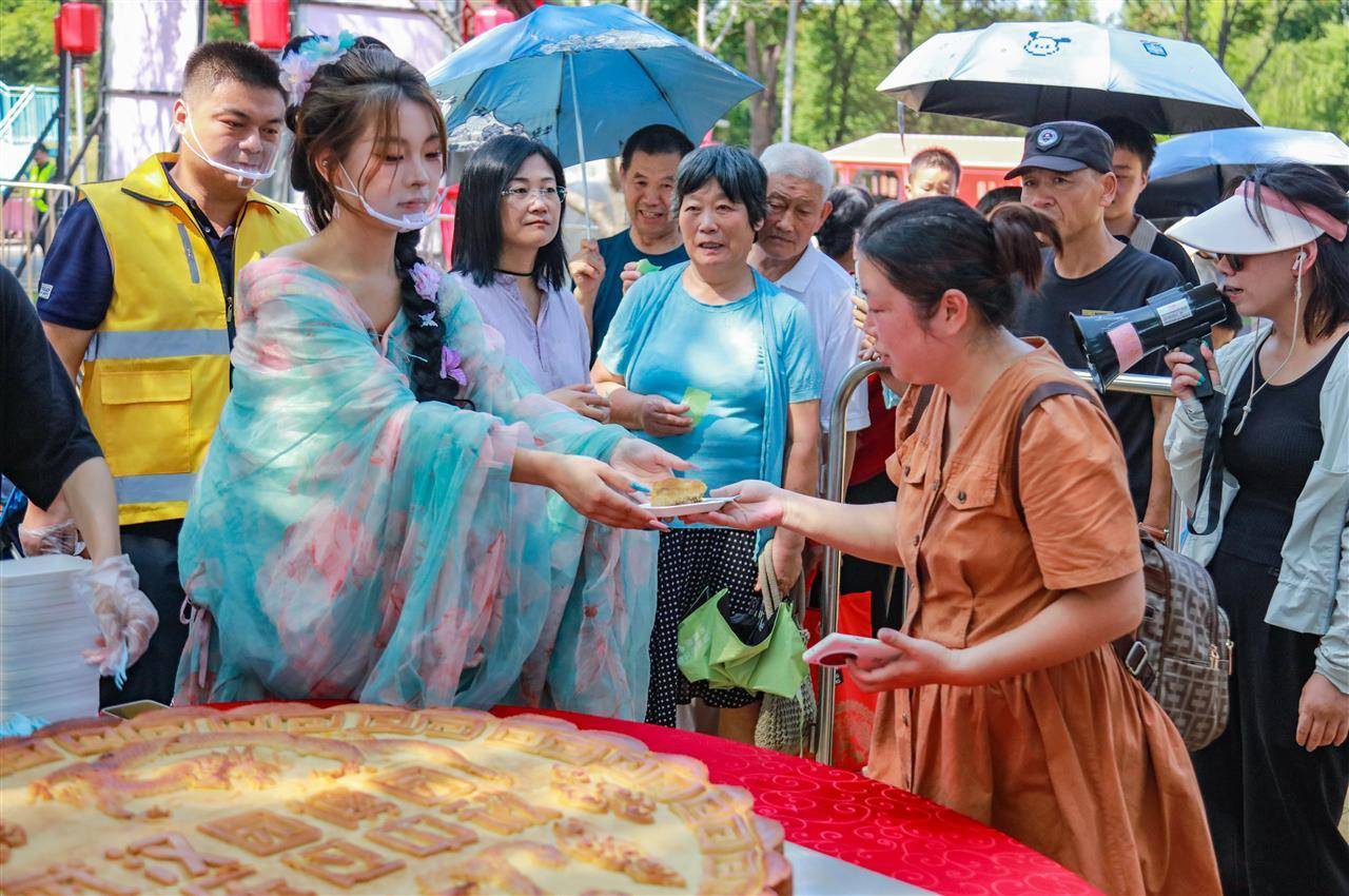 重388斤！500人排队挑战超级大月饼