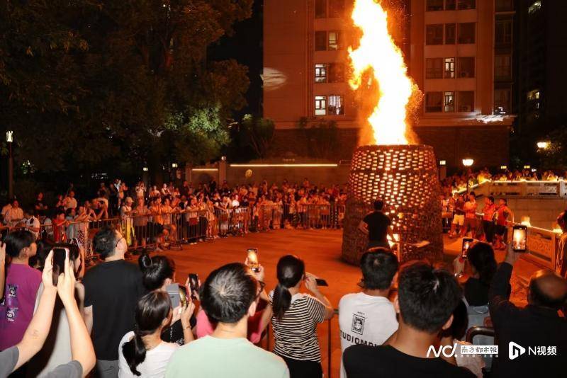 八月十五，广州猎德烧番塔，传统民俗与商业区高楼大厦相辉映