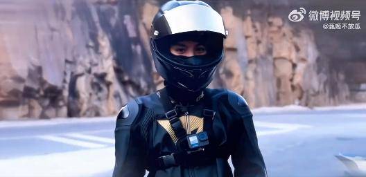 00后艺人被曝骑摩托车撞人，时代峰俊发布声明