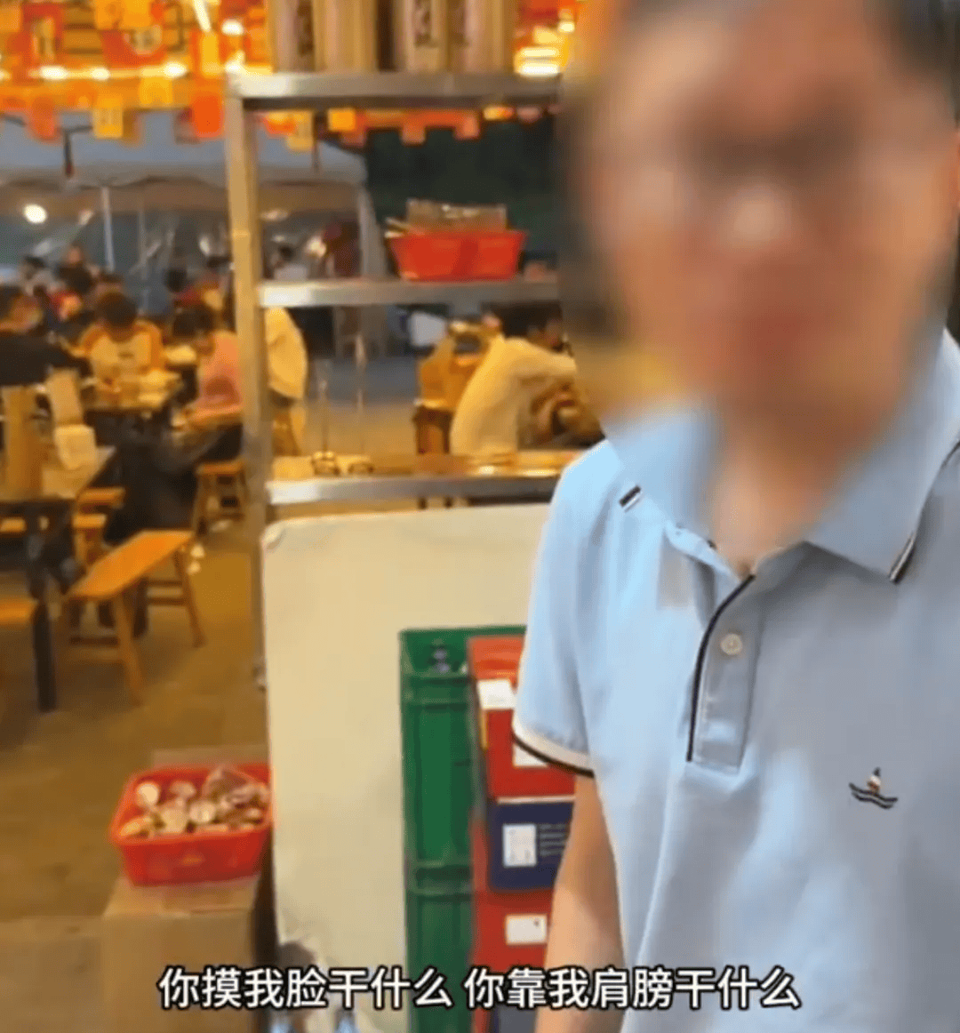 40岁男子酒后多次搭讪火锅店女老板，还把双手搭在对方肩上，警方通报：李某某已被行拘