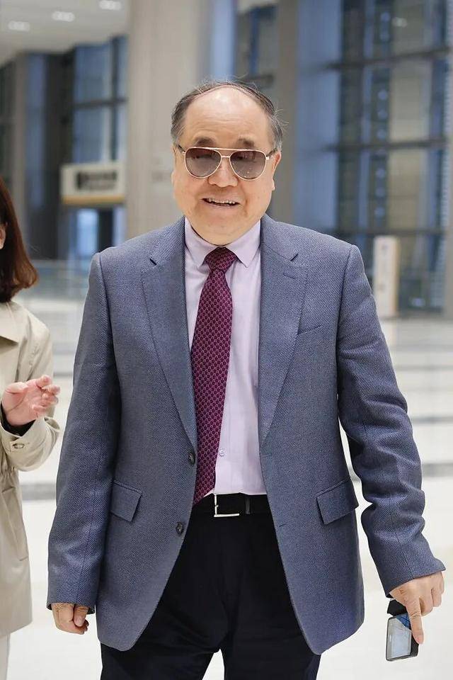 71岁莫言现身杭州:我能想到最浪漫的事,就是在西湖边买条船,当个有船有户口的船夫